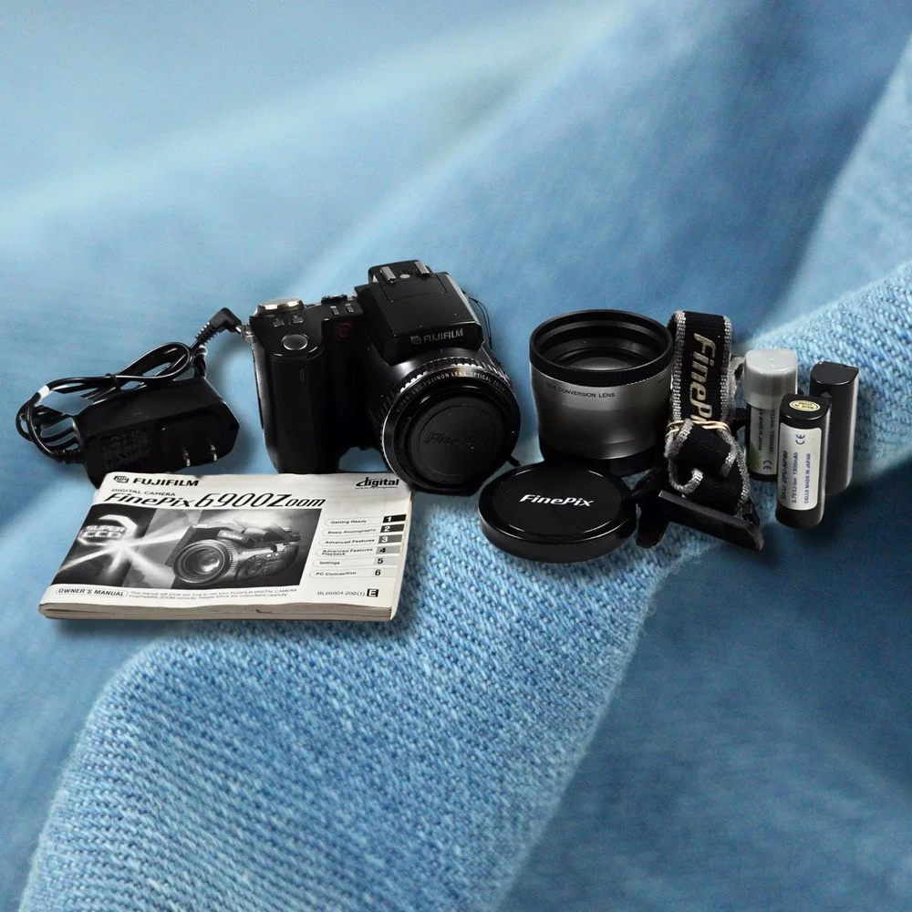 Classic Fujifilm Finepix 6900 Zoom Digital Camera 3.1MP Super CCD With Case